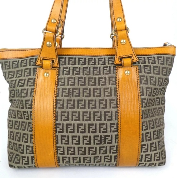 🔥SOLD🔥Fendi Zucchino Monogram Leather Tote - Picture 2 of 8